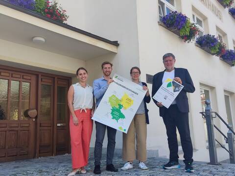 Ein Foto von Landrat Dr. Ulrich Fiedler, der Bürgermeisterin von Trochtelfingen und Mitarbeitenden des Landratsamtes Reutlingen, Abteilung Nahverkehr und Mobilität.