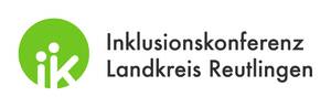 Das Bild zeigt einen grünen Kreis, darin stehen die Buchstaben I und K. Daneben steht der Text „Inklusionskonferenz Landkreis Reutlingen“