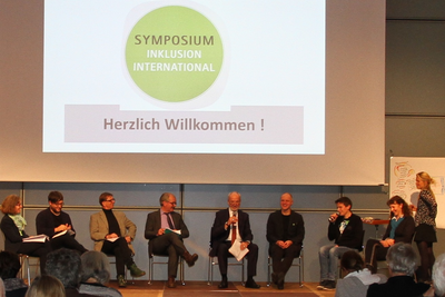 Das Bild zeigt die Teilnehmerinnen und Teilnehmer der Podiumsdiskussion beim Symposium Inklusion International