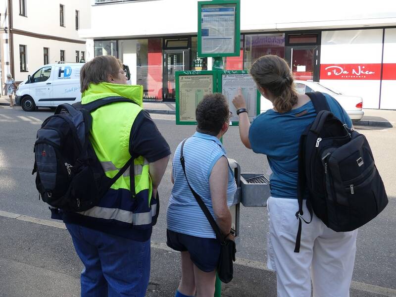 Heike Goller-Lenz liest mit 2 anderen Frauen einen Busfahrplan