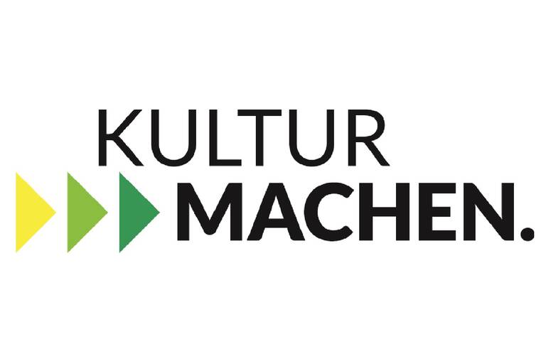 Weißer Hintergrund mit schwarzer Schrift "Kultur machen" neben drei Drecken in gelb, hellgrün und dunkelgrün.