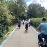 Fünf Menschen fahren auf Fahrrädern.