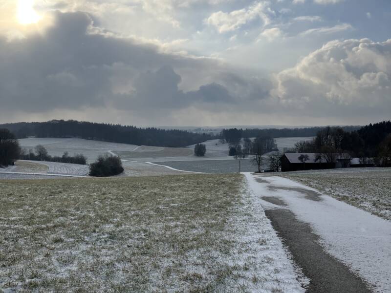 Ein Feldweg mit restlichem Schnee.