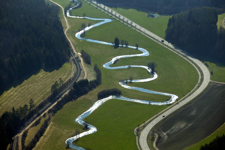 Luftbild auf das Laucherttal, seitlich Wald und Straßen und in der Mitte die Lauter