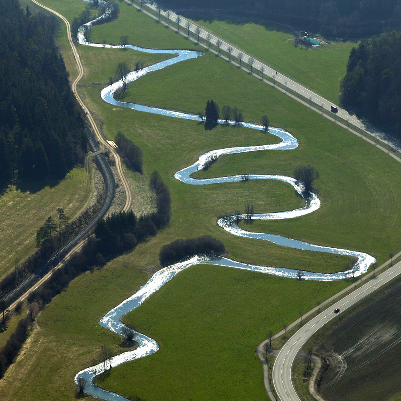 Luftbild auf das Laucherttal, seitlich Wald und Straßen und in der Mitte die Lauter