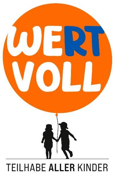 Logo mit Text. Man sieht zwei Kinder die einen großen orangenen Luftballon mit Aufschrift halten.