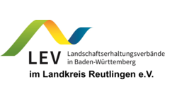 Logo des Landschaftserhaltsungverbands im Landkreis Reutlingen e.V. mit Schriftzug "LEV im Landkreis Reutlingen e.V." und "Landschaftserhaltungsverbände in Baden-Württemberg"