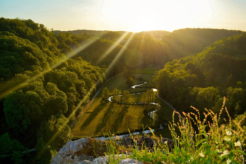 Ein Tal, das von der Sonne beschienen wird. Durch das Tal zieht sich ein Fluss.