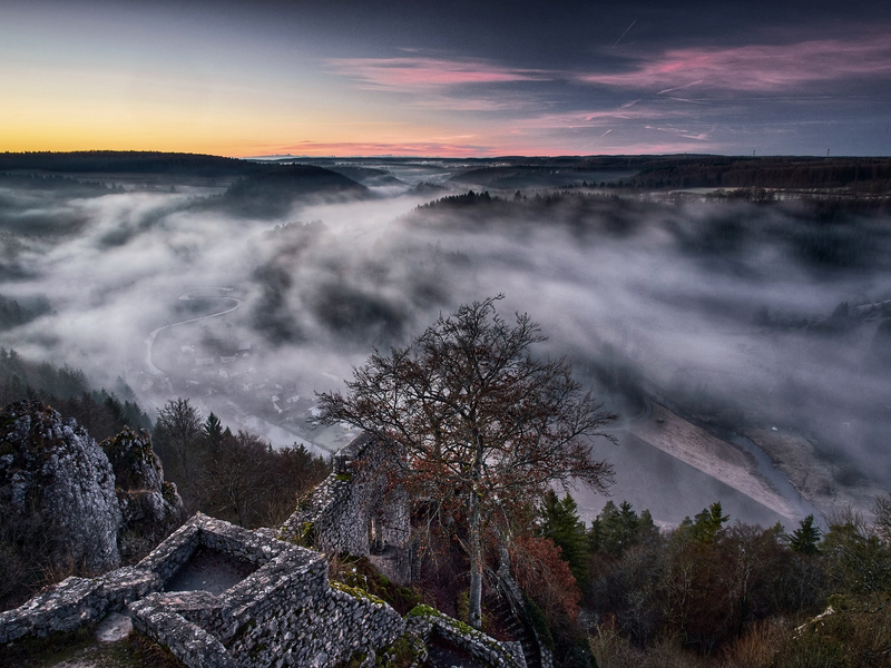 Eine Landschaft im Nebel.