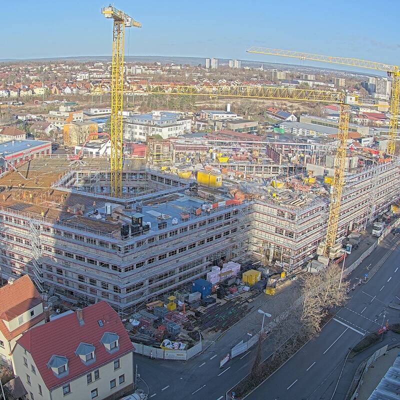 Eine Baustelle von oben. Die ersten Geschosse des Rohbaus sind schon sichtbar.